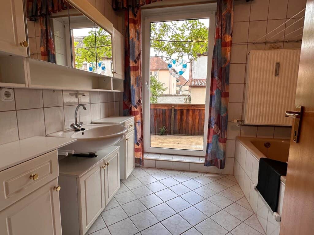 Badezimmer EG rechts mit Balkon Zugang