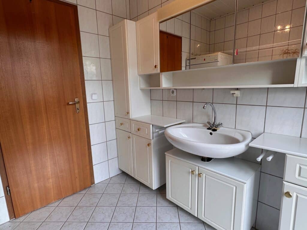 Badezimmer Wohnung rechts